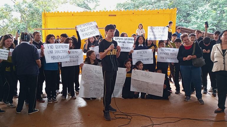 Los estudiantes denunciaron que el Colegio Carmen de Peña está plagado de corrupción, y que los docentes son perseguidos por la directora.