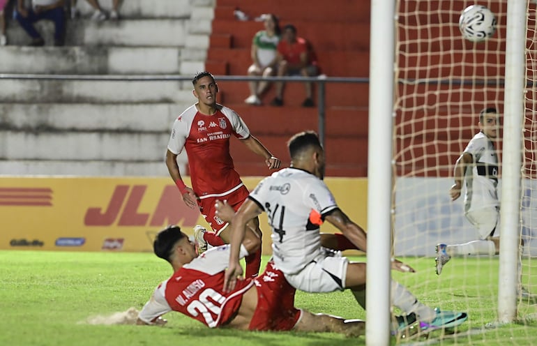 Fernando Cardozo llega justo antes que Wildo Alonso,  para marcar el tanto de la victoria.