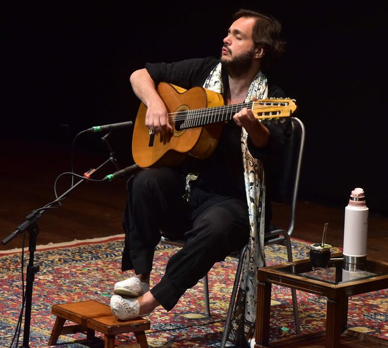 Yamandu Costa en un pasaje del concierto entregado anoche, ante una multitud en el Teatro Municipal.