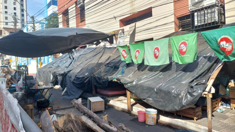 Las carpas de los manifestantes frente al Indert.