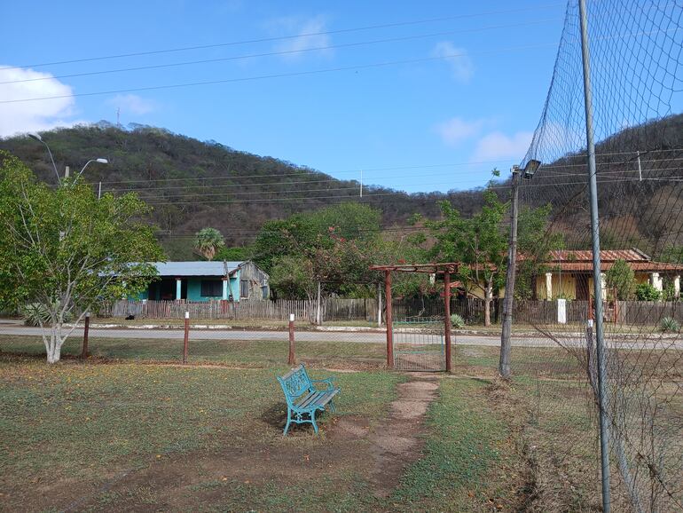 Parte de los cerros los Tres Hermanos, que bordea la población de Fuerte Olimpo, refleja el ambiente agradable que se registra en la zona, tras las lluvias que se dieron el fin demana pasado.