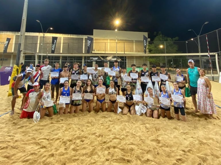 Los flamantes campeones de la última fecha de las categorías menores del Circuito Nacional de vóley playa.