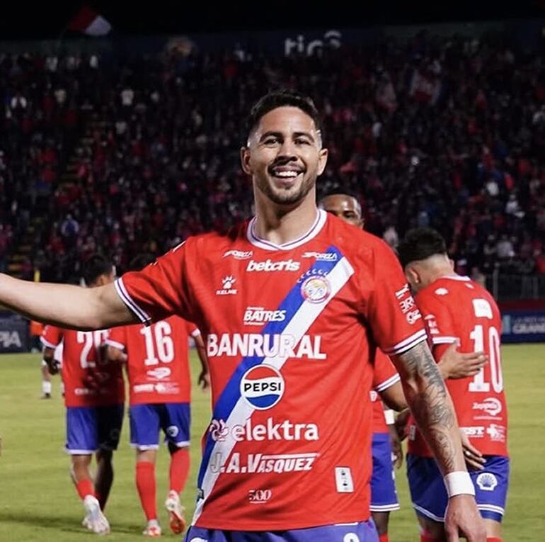 Pedro Báez, goleador paraguayo del Xelajú de Guatemala.