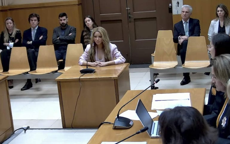 Captura de vídeo de la señal institucional del TSJC que muestra a la cantante Shakira en la Audiencia de Barcelona este lunes. La artista ha aceptado este lunes el pago de una multa millonaria a cambio de una rebaja de condena que evitará su entrada en prisión, tras admitir que defraudó 14,5 millones a Hacienda entre los años 2012 y 2014.