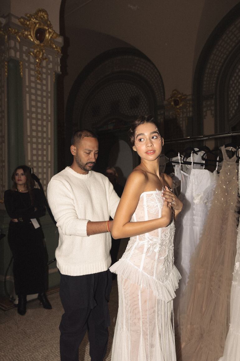 El diseñador Negro Vázquez en el backstage del New York Fashion Week.