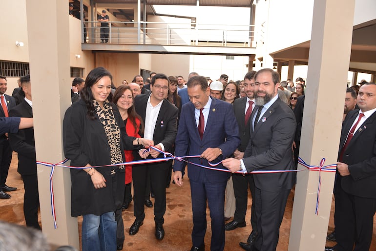 Claudia Centurión (i) , el exministro Ángel Barchini (c) y Rodrigo Nicora (d) en la inauguración de la nueva cárcel de Minga Guazú.