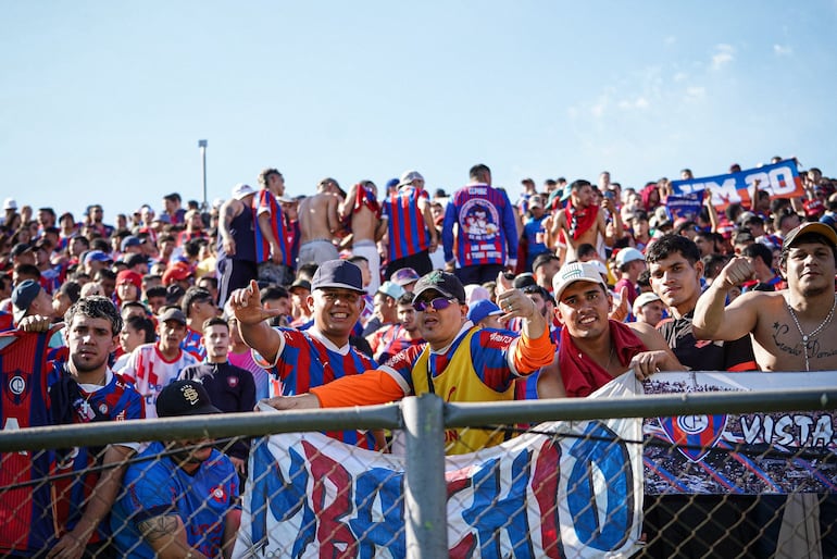 Los hinchas de Cerro Porteño en el estadio Defensores del Chaco en la previa del último superclásico del 2024.