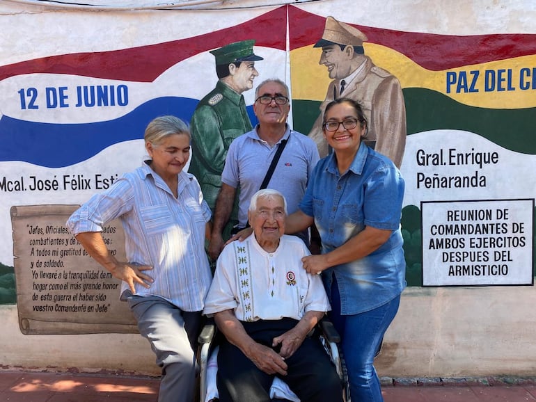 Don Canuto González de 108 años  junto a sus tres hijos.