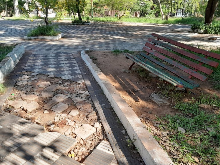 El parque Carlos Antonio López se encuentra en estado de abandono.