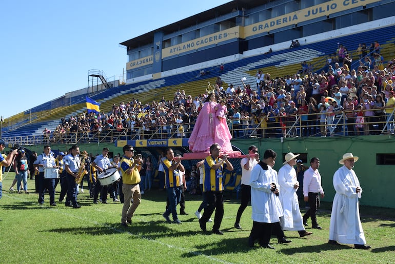 Feligreses acompañaron a la Virgen del Rosario en el estadio del Sportivo Luqueño.