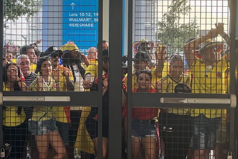 El ingreso al Hard Rock Stadium para la final de la Copa América 2024 fue desbordado por hinchas colombianos y argentinos, obligando al retraso del inicio del partido entre Argentina y Colombia. 