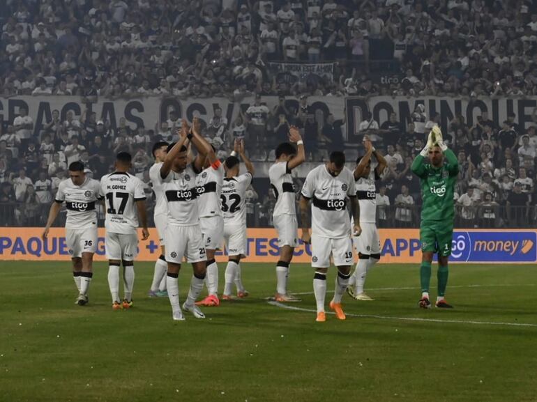 Los jugadores Olimpia saludan a los aficionados antes del partido frente a Sportivo Ameliano en el torneo Apertura 2024 del fútbol paraguayo en el estadio Osvaldo Domínguez Dibb, en Asunción, Paraguay.