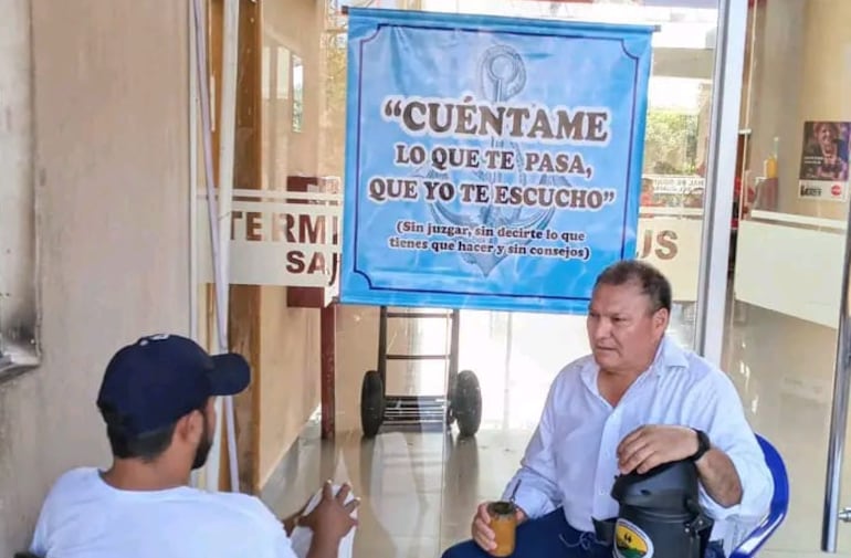 El psicólogo Juan Carlos Ibarrola Villalba (con termo y guampa) en compañía de un hombre a quien le había escuchado y permitido compartir la fotografía.