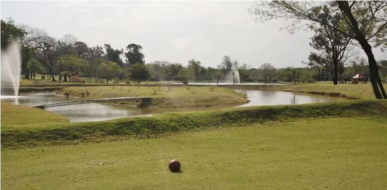 De acuerdo al plano de la mensura del Jardín Botánico, donde se halla la ocupación del Asunción Golf Club sobre unas 48 hectáreas, la propiedad es de la Municipalidad de la capital, inscripta en la Dirección de Registros Públicos como finca Nº 4072 del distrito de Santísima Trinidad.