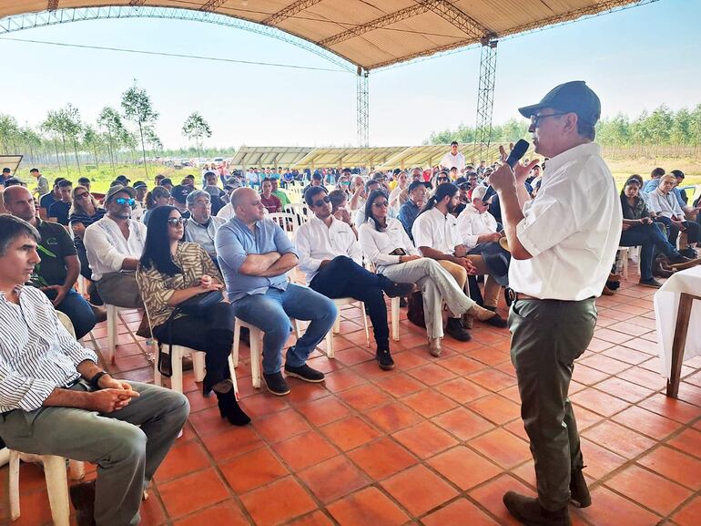 Raúl Gauto presentó el programa de reforestación de la empresa Forestal Sylvis, en Bertoni.