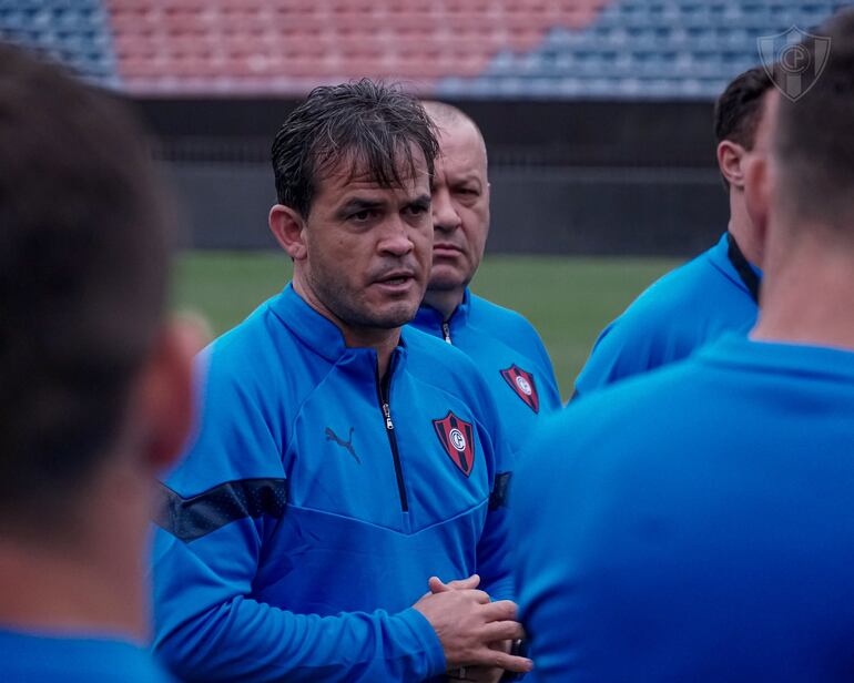 Diego Gavilán en la primera práctica como entrenador oficial de Cerro Porteño en La Nueva Olla.