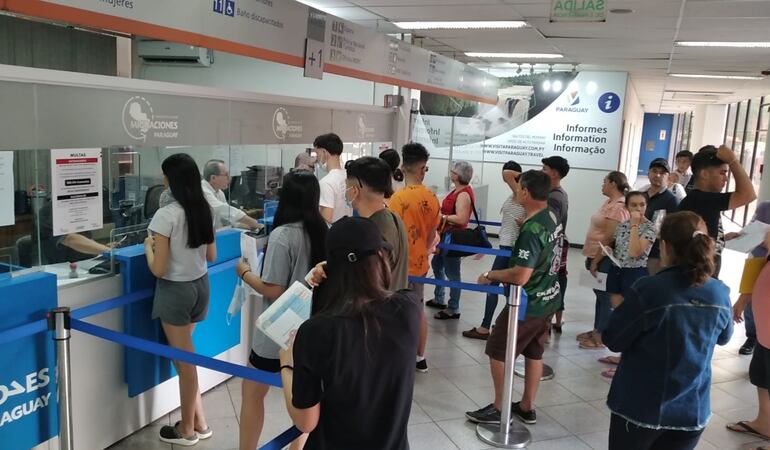 Los veraneantes en la oficina de Migraciones de Ciudad del Este para registrar la salida del país.