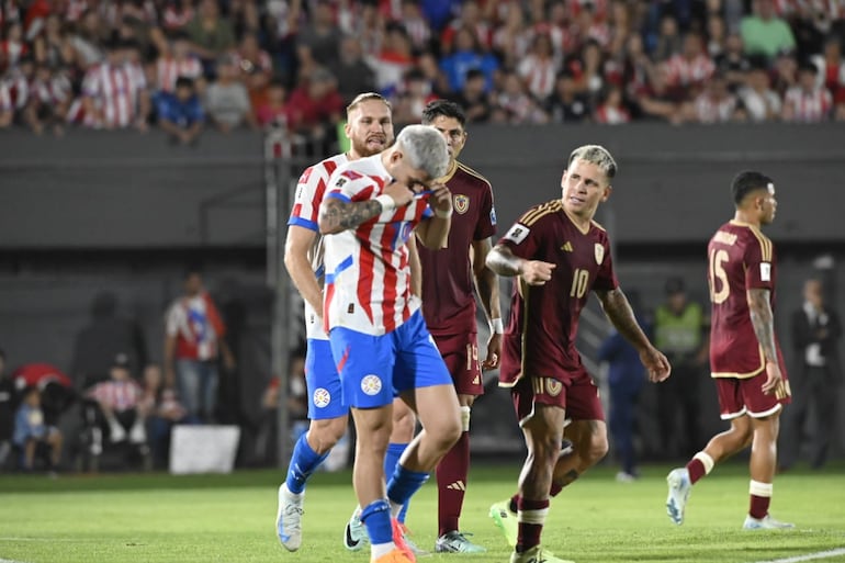 Julo Enciso (19) jugador de la selección de Paraguay, lamenta el penal errado en un partido frente a Venezuela por la fecha 10 de las Eliminatorias Sudamericanas 2026 en el estadio Defensores del Chaco, en Asunción.