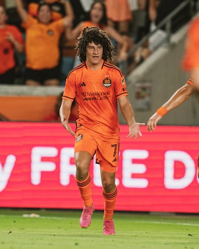 Iván Franco celebra su gol para el Houston Dynamo.