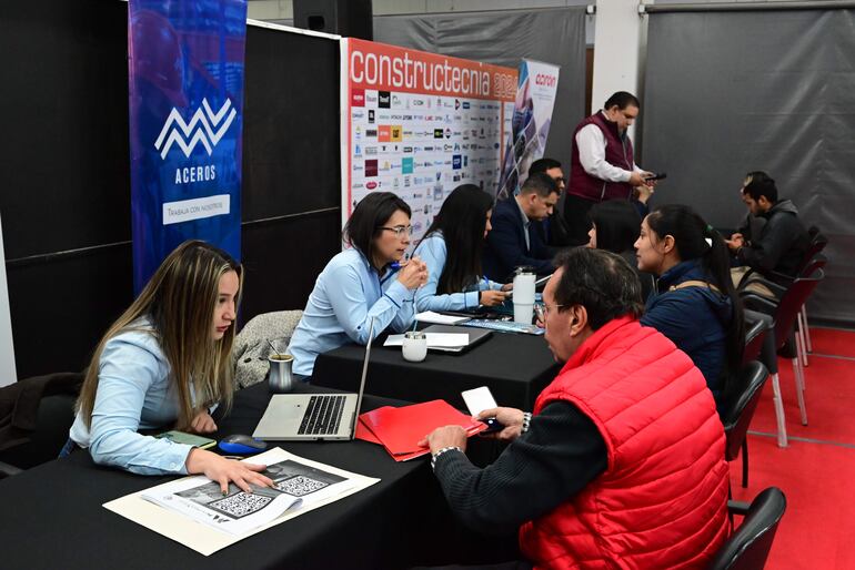 Las empresas entrevistaron a los interesados en los puestos laborales.