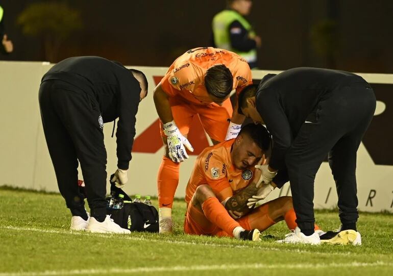 Imágenes muy fuertes del momento en el que Gastón Olveira abandonaba la cancha del Antonio Aranda