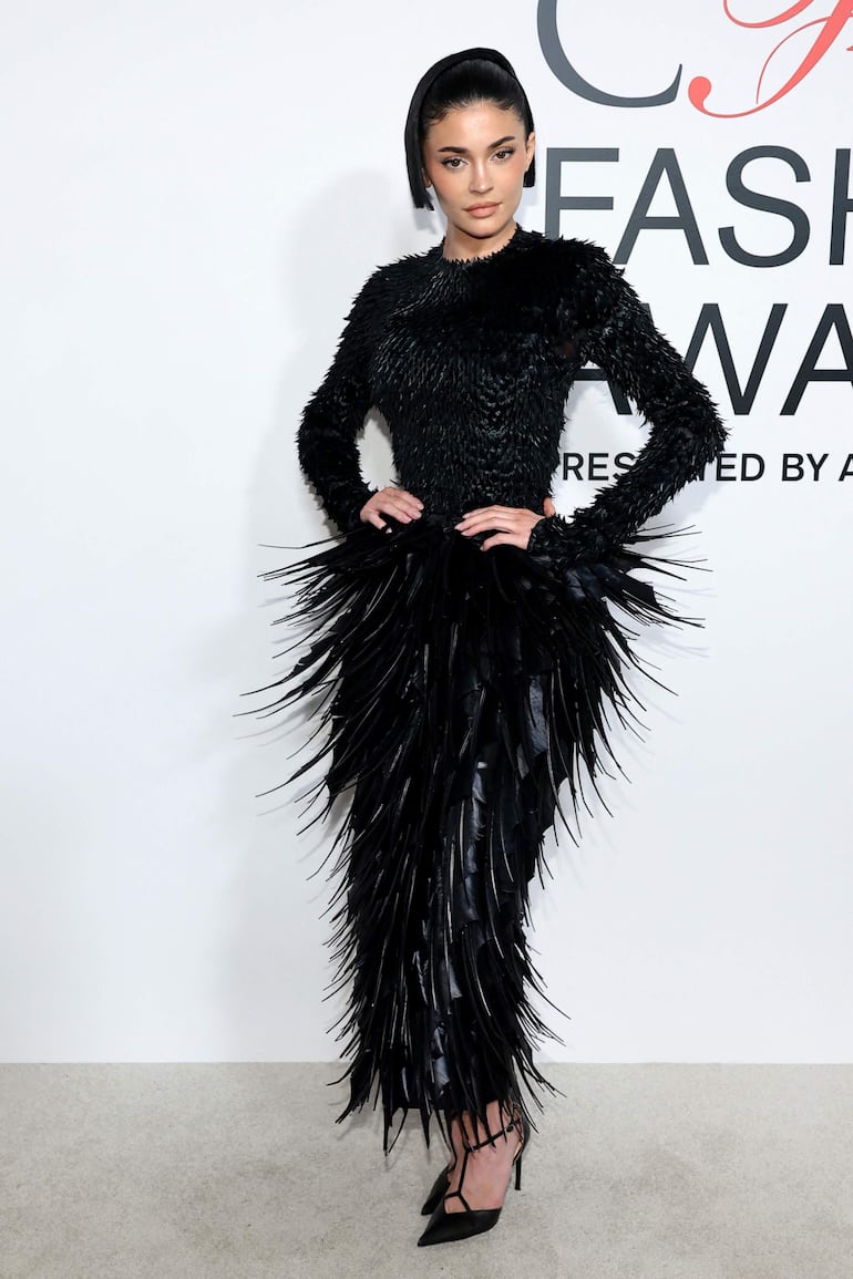 ¡De negro y muy elegante! Así llegó Kylie Jenner a los premios CFDA 2024 en Nueva York.  (Dimitrios Kambouris/Getty Images/AFP)
