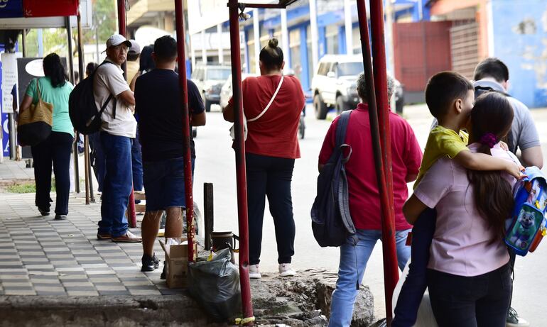 Los usuarios del transporte público ignoran absolutamente la frecuencia de buses, lo que impide planificar sus actividades en las jornadas diarias.