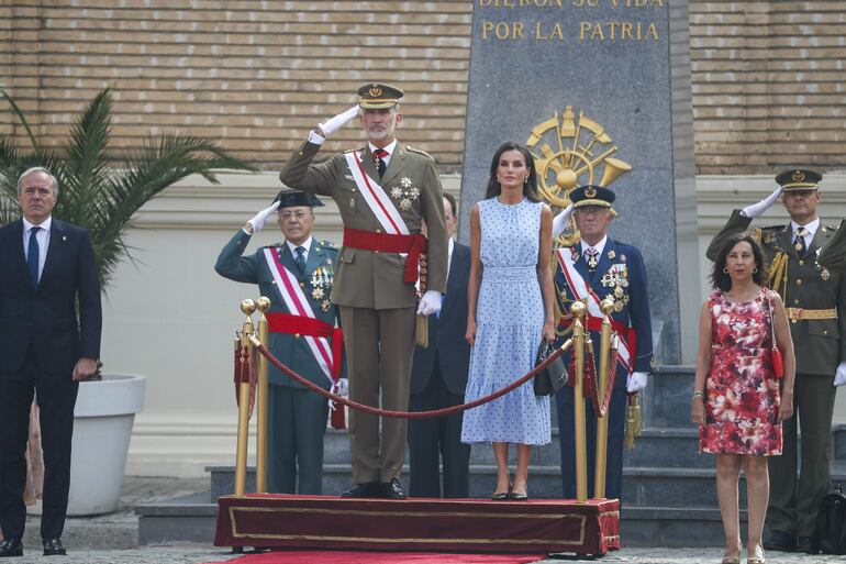 El rey Felipe VI, acompañado por la reina Letizia, presidió la ceremonia oficial en la que la princesa de Asturias, Leonor, ha jurado bandera. Ambos se mostraron emocionados al ver a su hija mayor jurar ante la  enseña patria. (EFE/Javier Cebollada)
