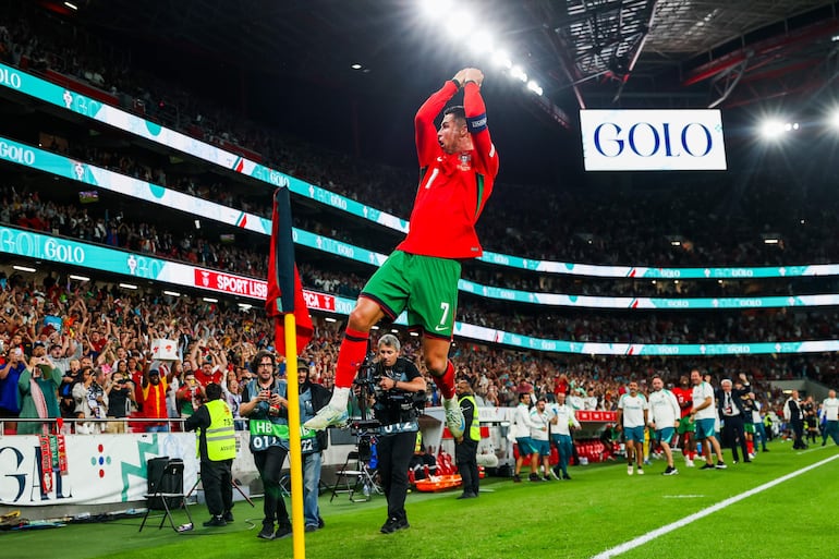 Lisboa (Portugal), 08/09/2024.- Cristiano Ronaldo of Portugal celebrates after scoring the 2-1 goal during the UEFA Nations League Group A soccer match between Portugal and Scotland in Lisbon, Portugal, 08 September 2024. (Lisboa) EFE/EPA/JOSE SENA GOULAO
