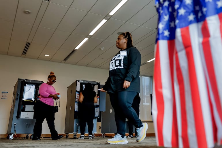 Los votantes emiten sus votos en el recinto de votación de la Biblioteca Metropolitana del Condado de Fulton el Día de las Elecciones en Atlanta, Georgia, EE. UU.