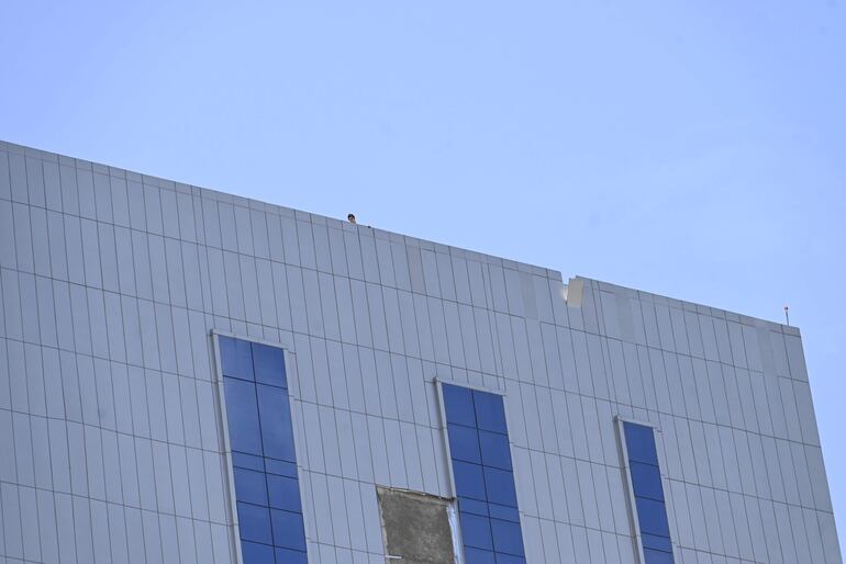 Algunos obreros estaban trabajando en la terraza del edificio. 