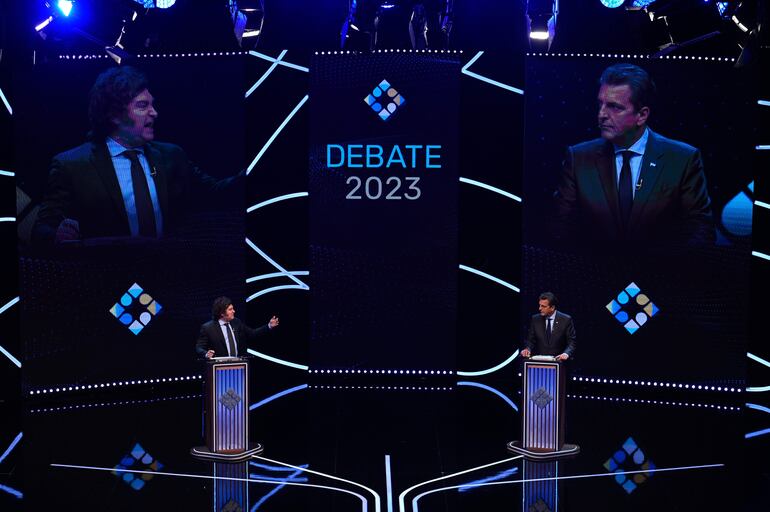 BUENOS AIRES (ARGENTINA), 12/11/2023.- Los candidatos a la Presidencia argentina, el oficialista Sergio Massa (der.) y el libertario Javier Milei,  en el último debate presidencial antes de las elecciones de este domingo 19 de noviembre. EFE/ Luis Robayo - AFP -POOL