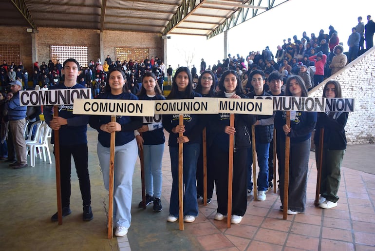 Voluntarios del Consejo Juvenil de la Parroquia de Carapeguá.