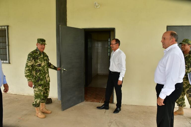 El ministro de Defensa Nacional, Óscar González, en una de las propiedades que pasan a ser controladas por los militares.