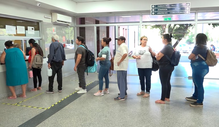 Fila de pacientes buscando atención en el Hospital San Pablo. 