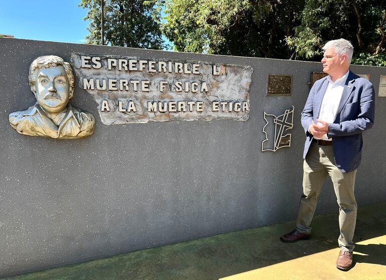 Embajador de EE. UU. Marc Ostfield visitó el monolíto de Santiago Leguizamón en Pedro Juan Caballero. (Fuente cuenta de X de embajada de EE.UU.)