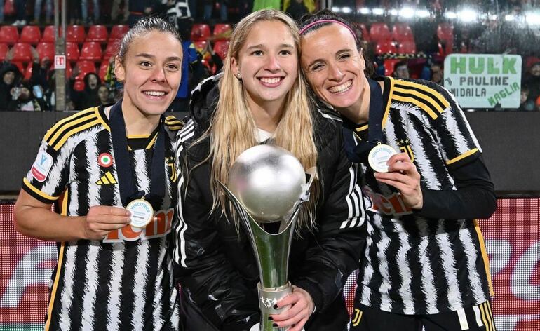 La arquera paraguaya, Soledad Belotto (c), con el trofeo de la Supercopa.