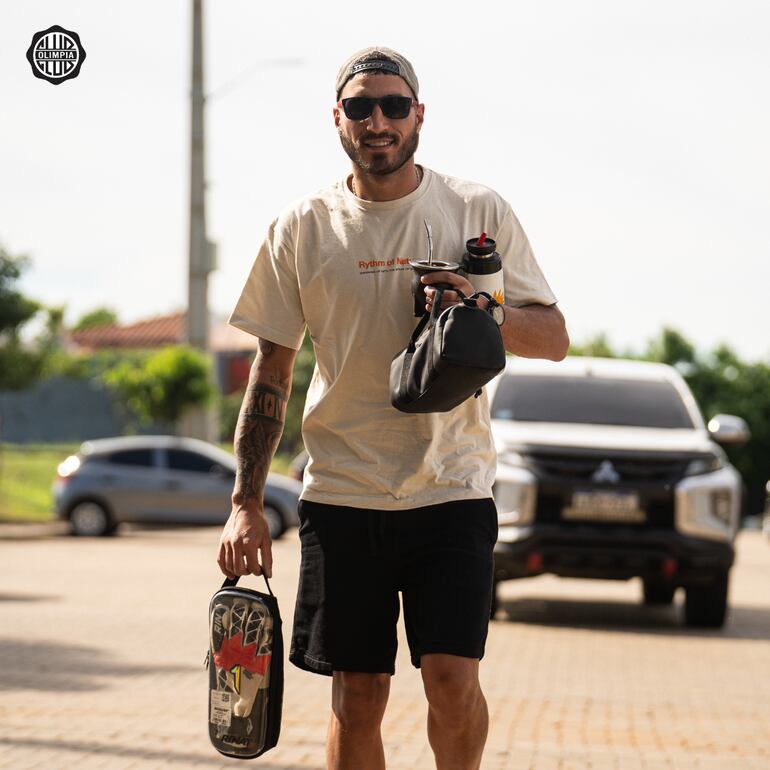 Gastón Olveira llegando a la pretemporada a la Villa Olimpia.