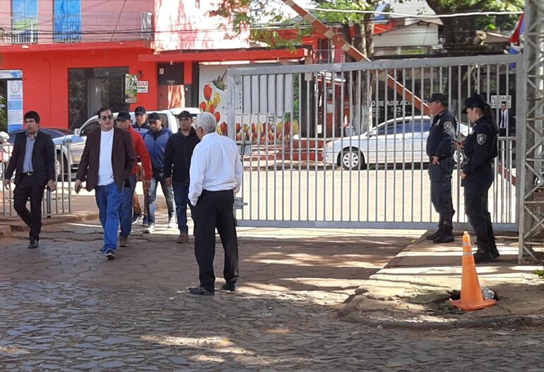 Los agentes del GEO cuando llegaban a la Fiscalía junto con su abogado Rolando Cáceres Salvioni (remera blanca y saco).