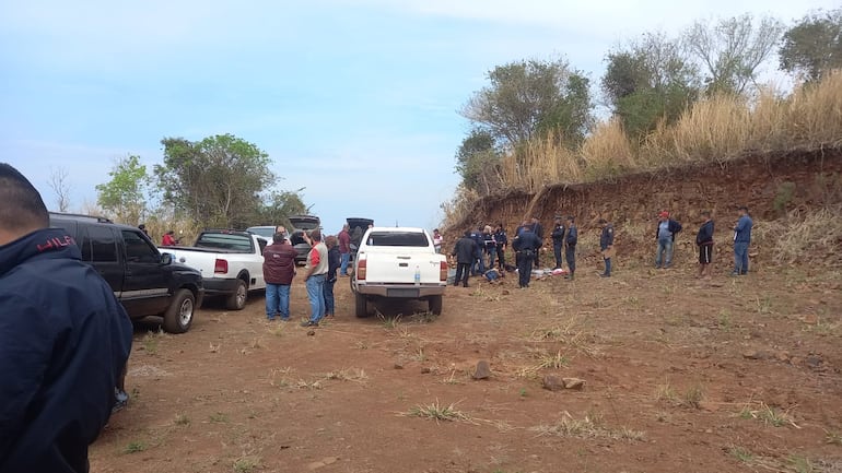 El cuerpo fue hallado al costado del camino vecinal que une las colonias República y Potrero Sur a unos 10 kilómetros de Pedro Juan Caballero.