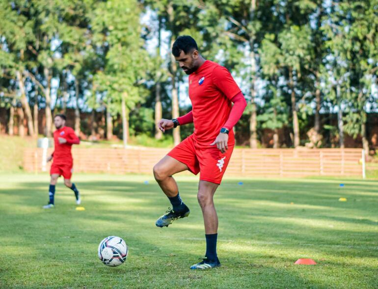 Carlos Rolón (30) controla el balón durante el entrenamiento de Nacional.