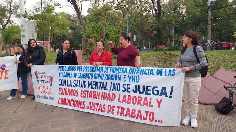 Este martes se movilizan en el centro de Asunción psicólogos del Programa Primera Infancia del Ministerio de Educación (MEC).