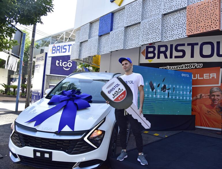 Posando con el premio.