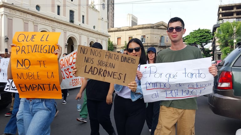 Estudiantes de la Universidad Nacional del Este (UNE) llegan al Congreso para sumarse a las manifestaciones a favor del Arancel Cero.