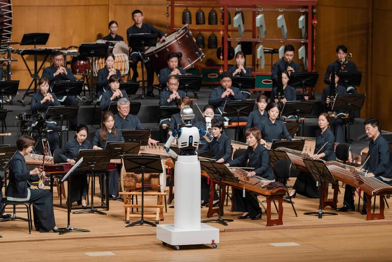 Un robot de fabricación surcoreana hizo su debut como director de orquesta en Seúl el viernes, encandilando a la audiencia con una actuación impecable.