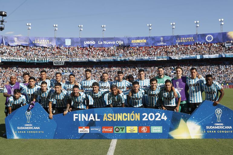 AMDEP543. ASUNCIÓN (PARAGUAY), 23/11/2024.- Jugadores de Cruzeiro posan este sábado, en la final de la Copa Sudamericana entre Racing y Cruzeiro, en el estadio General Pablo Rojas en Asunción (Paraguay). EFE/ Juan Pablo Pino
