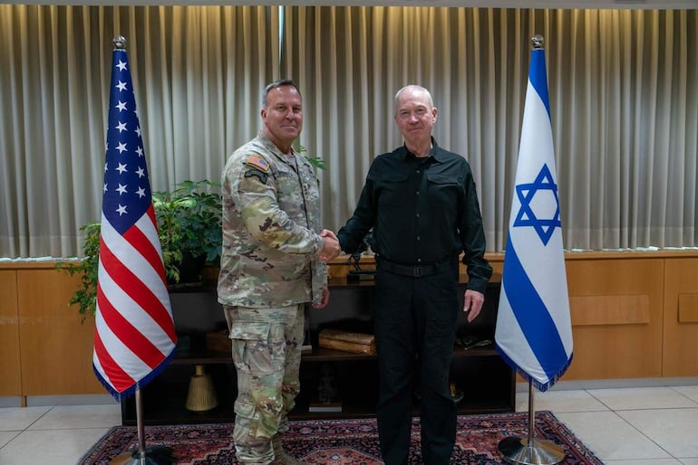 El jefe del Mando Central de Estados Unidos, el general Michael Kurilla (a la izquierda), junto al ministro de Defensa israelí, Yoav Galant.