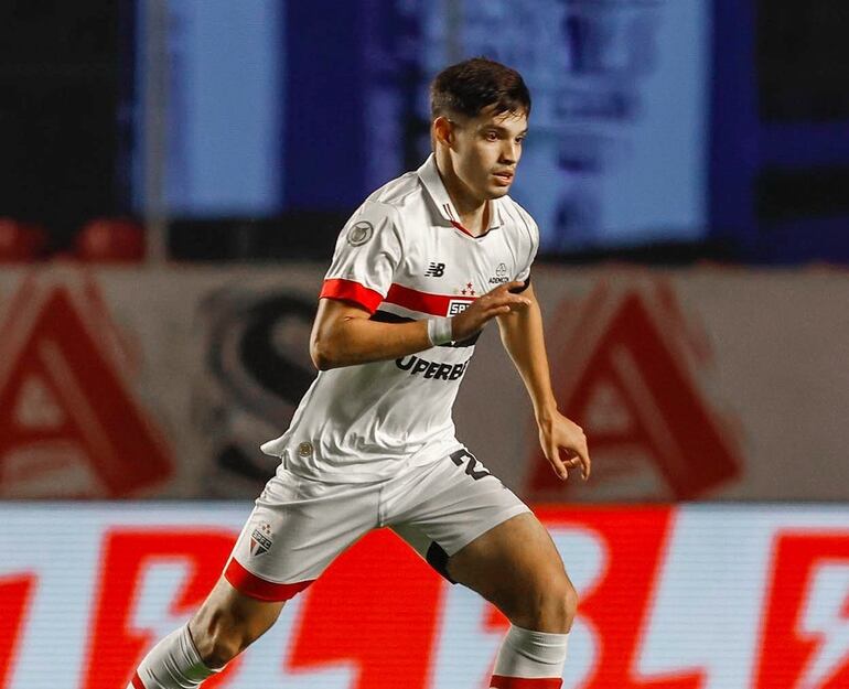 El paraguayo Damián Bobadilla, futbolista del São Paulo, en el partido frente a Gremio de Porto Alegre por la fecha 17 de la Serie A de Brasil en el estadio Morumbí, en São Paulo.