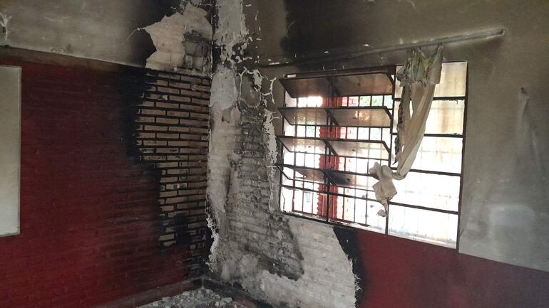 Alumnos de tres grados de la Escuela San Francisco de la ciudad de Ñemby no pueden acudir a la institución porque no cuentan aulas. El pabellón fue afectado por un incendio en enero pasado y se encuentra clausurado.