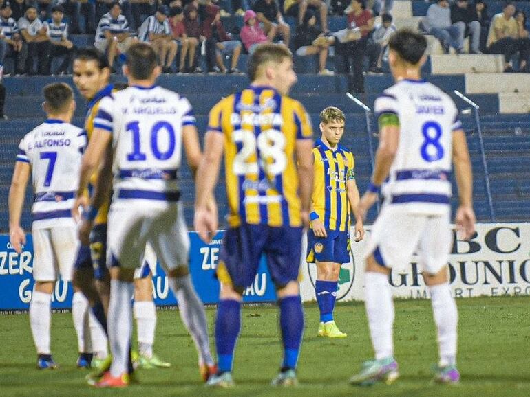 Momento del partido entre el 2 de Mayo y Sportivo Luqueño por la jornada 12 del torneo Apertura 2024 del fútbol paraguayo en el estadio Río Parapití, en Pedro Juan Caballero, Paraguay.